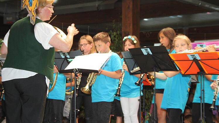 Die Mainleuser Schule feierte am Samstag ein wunderschönes Wiesenfest. Anneliese Kastner und ihre Bläserklasse bekamen viel Applaus. Foto: Stephan Tiroch