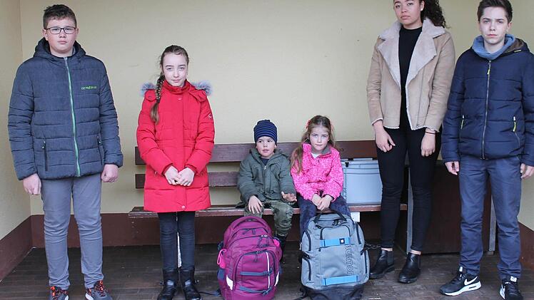 Seit Mitte Januar warten die Sendelbacher Schulkinder Fabian Kremer, Elena Rost, Kaesha Allen und Niklas Rost (stehend v. links) jeden Morgen an der Haltestelle in der Ortsmitte vergeblich auf den Schulbus und sind sauer über die derzeitige Situation. Auch die künftigen Erstklässler Mason und Mia Allen (sitzend) haben Angst, dass ihnen bald dasselbe blühen wird.