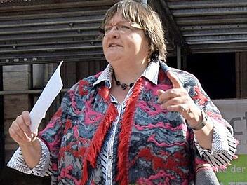 Pfarrerin Anne Salzbrenner war dankbar über einen unfallfreien Baufortschritt.  Foto: Andreas Welz