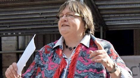 Pfarrerin Anne Salzbrenner war dankbar über einen unfallfreien Baufortschritt.  Foto: Andreas Welz