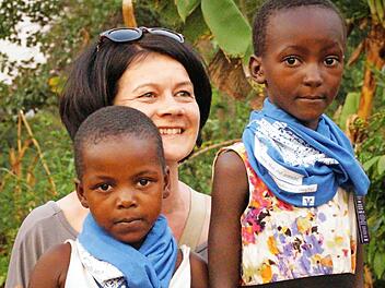 Vorsitzende Gertrud Stubenvoll  mit Kindern in Uganda Foto: privat