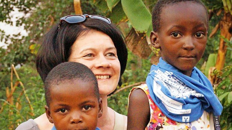 Vorsitzende Gertrud Stubenvoll  mit Kindern in Uganda Foto: privat