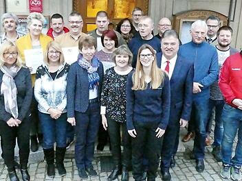 Die für 30 und 40 Jahre Treue geehrten Mitglieder der Trebgaster Wasserwacht mit (vorne, von rechts) Landrat Klaus Peter Söllner und der Vorsitzenden Nadine Kolb, Bürgermeister Werner Diersch (links) und BRK-Kreisgeschäftsführer Jürgen Dippold (hinten, rechts)  Foto: Dieter Hübner