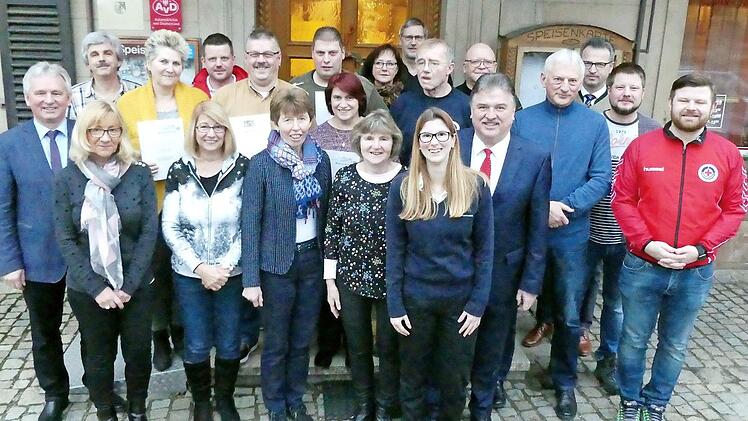 Die für 30 und 40 Jahre Treue geehrten Mitglieder der Trebgaster Wasserwacht mit (vorne, von rechts) Landrat Klaus Peter Söllner und der Vorsitzenden Nadine Kolb, Bürgermeister Werner Diersch (links) und BRK-Kreisgeschäftsführer Jürgen Dippold (hinten, rechts)  Foto: Dieter Hübner