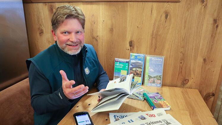 Zeitung und Internet, Bestimmungsbuch, Wanderführer und Karte: Das Lesen macht Sven Hähle vom Bayerischen Wanderverband Lust aufs Laufen.  Foto: Barbara Herbst