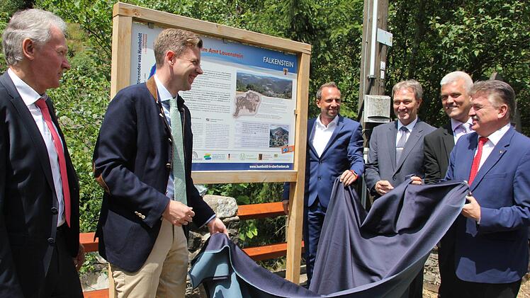 Sie waren dabei, als die Geo-Tour Alexander von Humboldt eröffnet wurde. Im Bild von links: Die Landräte Karl Döhla, Oliver Bär, Umweltminister Thorsten Glauber, Landrat Klaus Löffler, Bürgermeister Timo Ehrhardt und Landrat Klaus Söllner.Veronika Schadeck