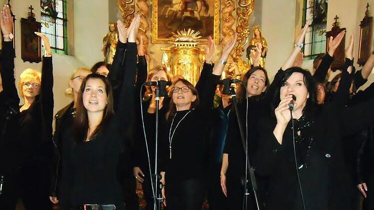 Mit Gospels, Spirituals und Popsongs begeisterte der Chor "Main-Line Gospel" aus Schwarzach unter Leitung von Heinz Bittermann bei einem Konzert in der Pfaffendorfer St. Georgskirche. Foto: Bernd Kleinert