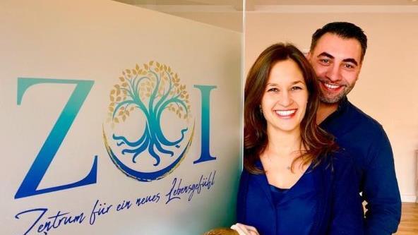 Jennifer und Georgios mit dem Logo ihrer "ZOI"-Praxis in der Unteren Straße in Ebensfeld. Die Eröffnungsparty wollen sie nachholen, sobald der Lockdown beendet ist. Foto: Matthias Einwag