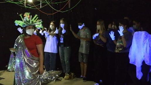 Szene aus dem Film "Error 404" Corona versteinert die Party-Gäste.