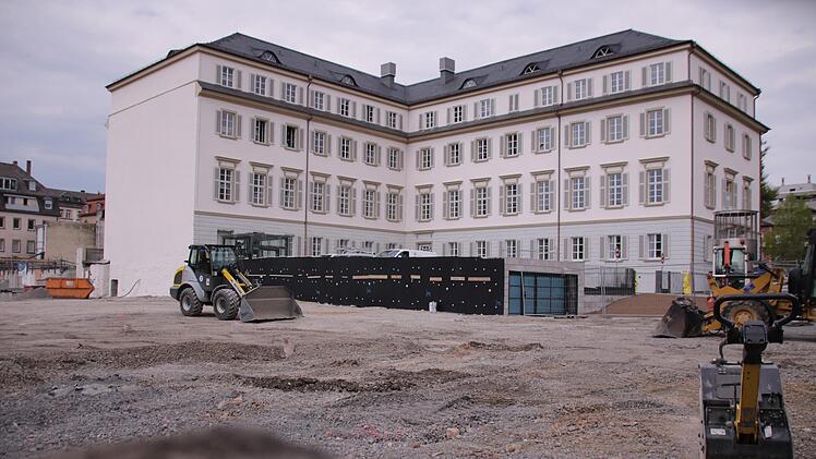 Der Neumannflügel hatte früher ebenfalls zum Königlichen Kurhaushotel gehört, aktuell wird er zum LGL-Standort umgebaut. Auf der freien Fläche davor soll das Kurparkresort entstehen. Aktuell wird der Bauantrag geprüft und der Baugrund untersucht. Foto: Benedikt Borst
