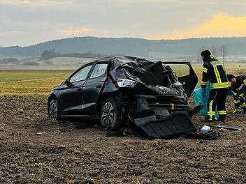 Oberdachstetten: Mitte 30-Jähriger stirbt bei Unfall - Auto mehrfach überschlagen