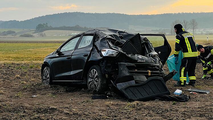 Oberdachstetten: Mitte 30-Jähriger stirbt bei Unfall - Auto mehrfach überschlagen
