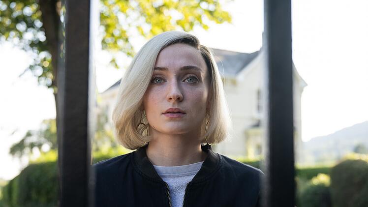 In der Miniserie "Joan" (2024) spielte Sophie Turner die Charakterrolle einer Juwelendiebin, die gleichzeitig um das Sorgerecht f&uuml;r ihre Tochter k&auml;mpft.