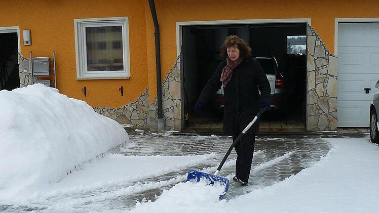 Zwischen zwei Schneeschauern den gefallenen Schnee gleich wegräumen, bevor die nächste Ladung kommt, denkt sich Claudia Helbig in Kupferberg.