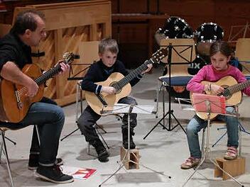 Die sechsjährigen Gitarrenspieler Severin und Julia spielen erst seit drei Monaten.