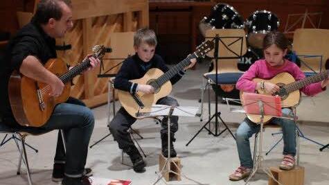 Die sechsjährigen Gitarrenspieler Severin und Julia spielen erst seit drei Monaten.