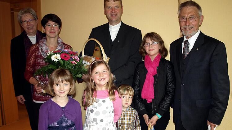 Der Vertrauensmann des Kirchenvorstandes, Lothar Kurz (rechts) und Dekanin Dorothea Richter (links) stellen den neuen Pfarrer Andreas Krauter und seine Familie vor (von links): Susanne Krauter, Pfarrer Andreas Krauter, Tochter Karoline und vorne Johanna, Mirjam und Florian. Foto: Susanne Deuerling
