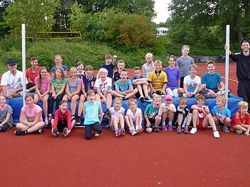 Seit vielen Jahren können Kinder und Jugendliche beim gemeindlichen Ferienprogramm das Sportabzeichen erwerben. Unser Foto zeigt die Gruppe auf dem Trainingsgelände der Bundespolizei zusammen mit Übungsleiter Gerhard Fischer (hinten links) und seinen Helfern Christian Drescher (daneben) und Arne Moritz (hinten rechts).  Foto: Stefan Geiger