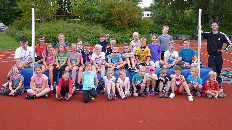 Seit vielen Jahren können Kinder und Jugendliche beim gemeindlichen Ferienprogramm das Sportabzeichen erwerben. Unser Foto zeigt die Gruppe auf dem Trainingsgelände der Bundespolizei zusammen mit Übungsleiter Gerhard Fischer (hinten links) und seinen Helfern Christian Drescher (daneben) und Arne Moritz (hinten rechts).  Foto: Stefan Geiger