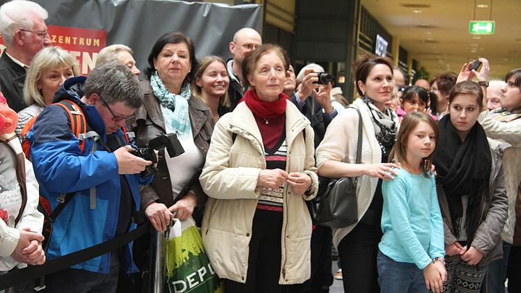 Hunderte von Fans kamen zum Auftritt von Claudia Jung. Foto: Sonja Adam