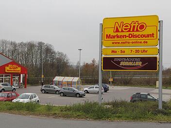 Weil sie den Netto-Markt in Buttenheim überfallen haben, müssen sich drei junge Leute jetzt vor Gericht verantworten. Foto: Sebastian Martin/Archiv