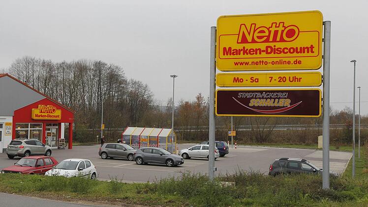 Weil sie den Netto-Markt in Buttenheim überfallen haben, müssen sich drei junge Leute jetzt vor Gericht verantworten. Foto: Sebastian Martin/Archiv