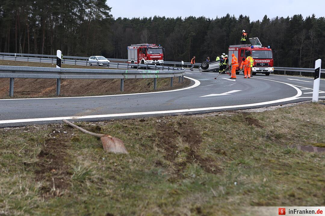 Spektakulaerer Abflag von BMW in Autobahnausfahrt