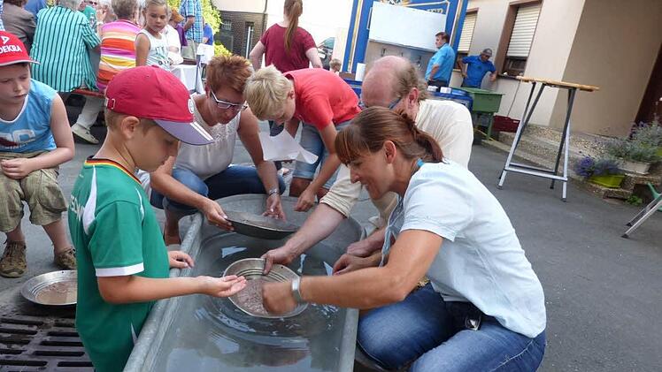 Mit glitzernden Funden wurde das Pyrit- und Edelsteinwaschen belohnt. Foto: Klaus-Peter Wulf