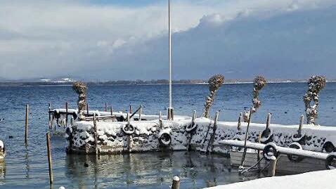 Verschneite Anleger am Chiemsee