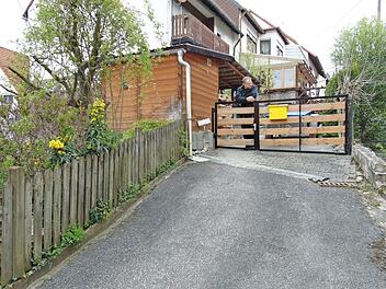 Wegen eines vor dem Gartentor parkenden Autos kam es zum absoluten Halteverbot. Foto: Petra Malbrich