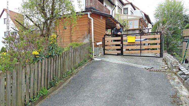 Wegen eines vor dem Gartentor parkenden Autos kam es zum absoluten Halteverbot. Foto: Petra Malbrich