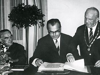 Im Beisein des damaligen Kulmbacher Oberbürgermeisters Wilhelm Murrmann (rechts) und seines Stellvertreters Max Beyerlein (links) trug sich Helmut Kohl ins Goldene Buch der Stadt Kulmbach ein. Foto: Archiv Stephan Tiroch