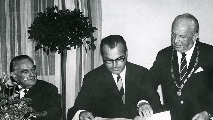 Im Beisein des damaligen Kulmbacher Oberbürgermeisters Wilhelm Murrmann (rechts) und seines Stellvertreters Max Beyerlein (links) trug sich Helmut Kohl ins Goldene Buch der Stadt Kulmbach ein. Foto: Archiv Stephan Tiroch