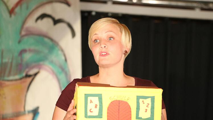 Die Theatergruppe Kompassion des Franz-Miltenberger-Gymnasiums  spielte die Farce "Benefiz. Jeder rettet einen Afrikaner" von Ingrid Lausund. Foto: Sebastian Schmitt