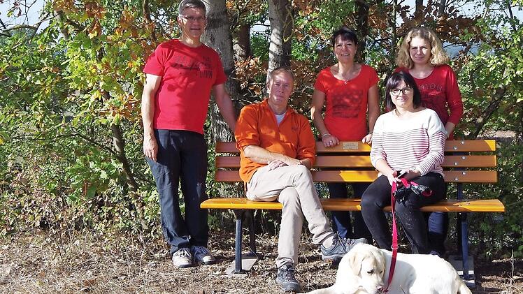 Zweite Vorsitzende Petra Günther und die Helfer des Gartenbauvereins beim Probesitzen Foto: privat