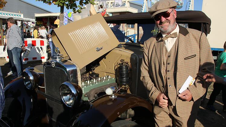 Detlev Bätz ist sehr stolz auf seinen Oldtimer, einen Studebaker Eskine, der von den Besuchern zum schönsten Oldtimer gewählt wurde. Foto: Michael Stelzner