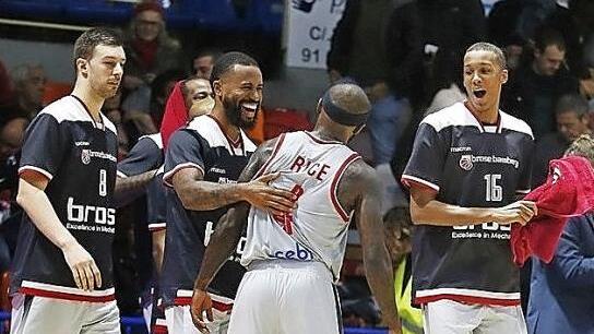 Begeistert waren Bryce Taylor und Louis Olinde (rechts) von der Galavorstellung von Tyrese Rice, w&auml;hrend sich Stevan Jelovac (links) eher still freut. Foto: championsleague.basketball