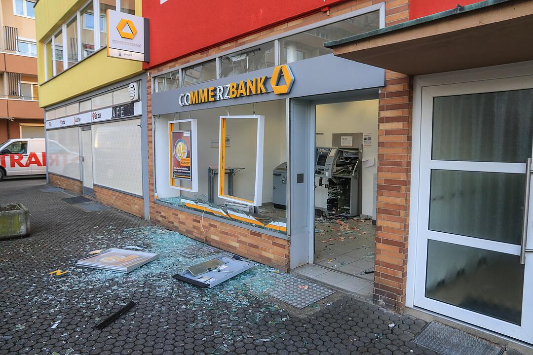 Geldautomat gesprengt: Großfahndung nach geflüchteten Tätern
