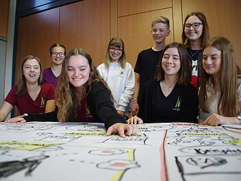 Die Mutmacher vom Frankenwald-Gymnasium Kronach planen ihre nächste Aktion (v. l.): Hanna Schmidt, Anna Pfadenhauer, Jessica Kisiala, Mette Rädisch, Jonathan Hauck, Jule Ditsche, Hannah Angles und Franziska Lang. Foto: Marco Meißner