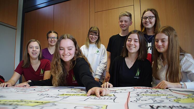 Die Mutmacher vom Frankenwald-Gymnasium Kronach planen ihre nächste Aktion (v. l.): Hanna Schmidt, Anna Pfadenhauer, Jessica Kisiala, Mette Rädisch, Jonathan Hauck, Jule Ditsche, Hannah Angles und Franziska Lang. Foto: Marco Meißner