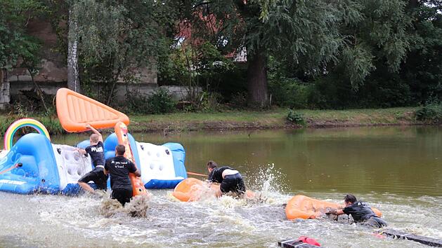 Der Sprung ins schlammige Wasser lie&szlig; sich nicht vermeiden.   Foto: Johanna Blum