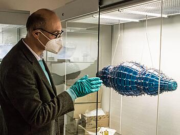 Sven Hauschke, Direktor der Kunstsammlungen, freut sich, dass nun auch dieses Objekt von Marta Gibiete im Glasmuseum gezeigt werden kann. Ihre Arbeit "Night Cloud" war beim 4. Coburger Glaspreis 2014 auf der Veste zu sehen (Glas, Kupferdraht, montiert).Foto: Jochen Berger