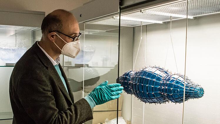Sven Hauschke, Direktor der Kunstsammlungen, freut sich, dass nun auch dieses Objekt von Marta Gibiete im Glasmuseum gezeigt werden kann. Ihre Arbeit "Night Cloud" war beim 4. Coburger Glaspreis 2014 auf der Veste zu sehen (Glas, Kupferdraht, montiert).Foto: Jochen Berger