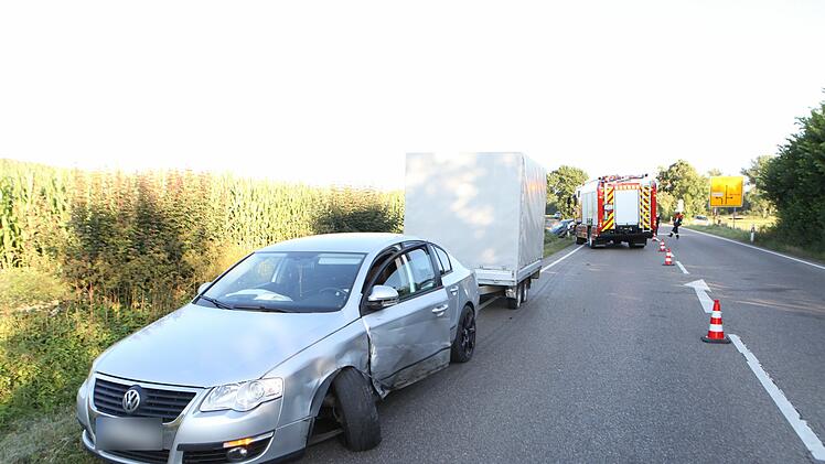 Ansbach: Auto kracht auf B13 in Gegenverkehr - Helfer ziehen verletzte Frau (47) aus Auto