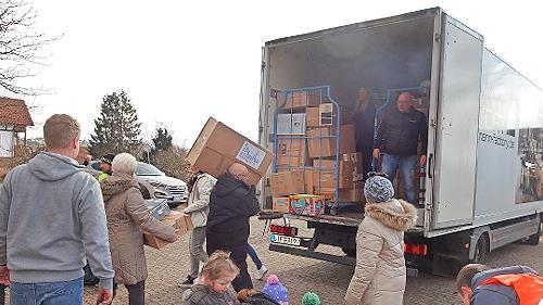Auf direktem Weg in die Lkws kamen viele Hilfsg&uuml;ter am Schw&uuml;rbitzer Pfarrzentrum.