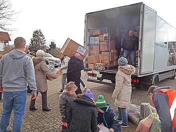 Auf direktem Weg in die Lkws kamen viele Hilfsgüter am Schwürbitzer Pfarrzentrum.