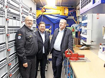 Der Präsident der THW-Bundesvereinigung, Martin Gerster (Mitte), informierte sich über die Situation in Kirchehrenbach.