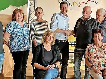 Bei der Spenden&uuml;bergabe im Genuss-St&auml;dtla trafen sich (stehend v. l.) Steffen Lutz, Katharina Holland von den Werkst&auml;tten, Nora Handke vom Helferteam, Thomas Neugeboren (Gesch&auml;ftsf&uuml;hrer der Werkst&auml;tten), Oswald Keim, Dr. Roland May und Ingrid Keim...