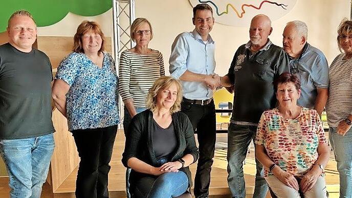 Bei der Spenden&uuml;bergabe im Genuss-St&auml;dtla trafen sich (stehend v. l.) Steffen Lutz, Katharina Holland von den Werkst&auml;tten, Nora Handke vom Helferteam, Thomas Neugeboren (Gesch&auml;ftsf&uuml;hrer der Werkst&auml;tten), Oswald Keim, Dr. Roland May und Ingrid Keim...