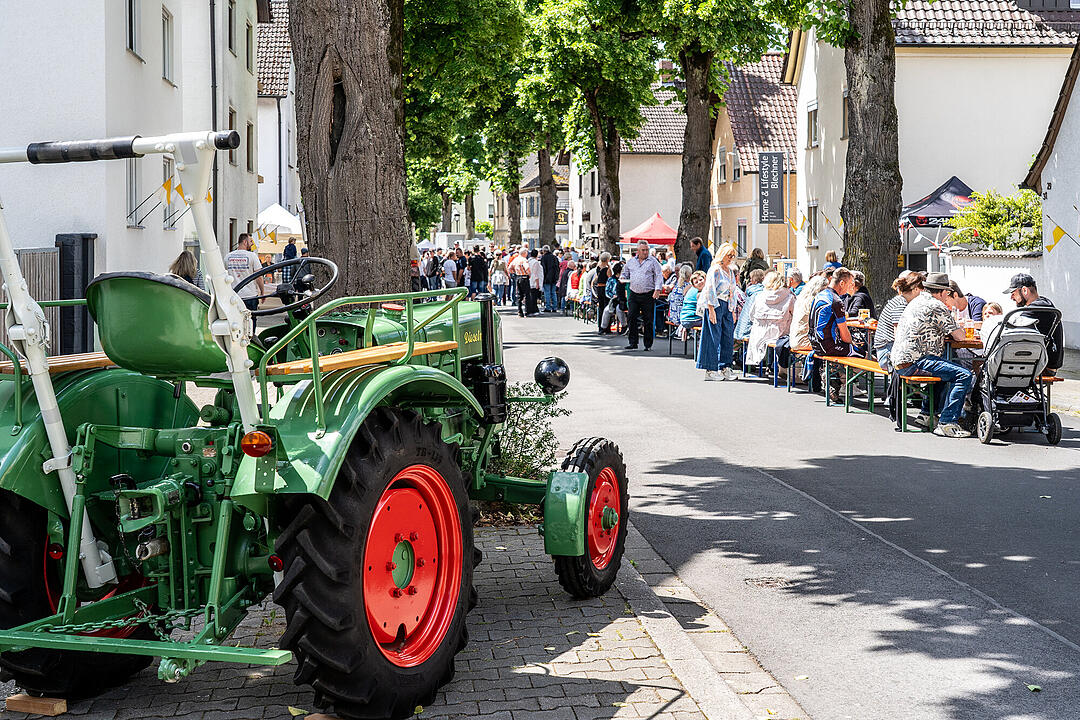 Festliche Genussmeile mit vielen verschiedenen regionalen Spezialitäten. Festliche Genussmeile mit vielen verschiedenen regionalen Spezialitäten.